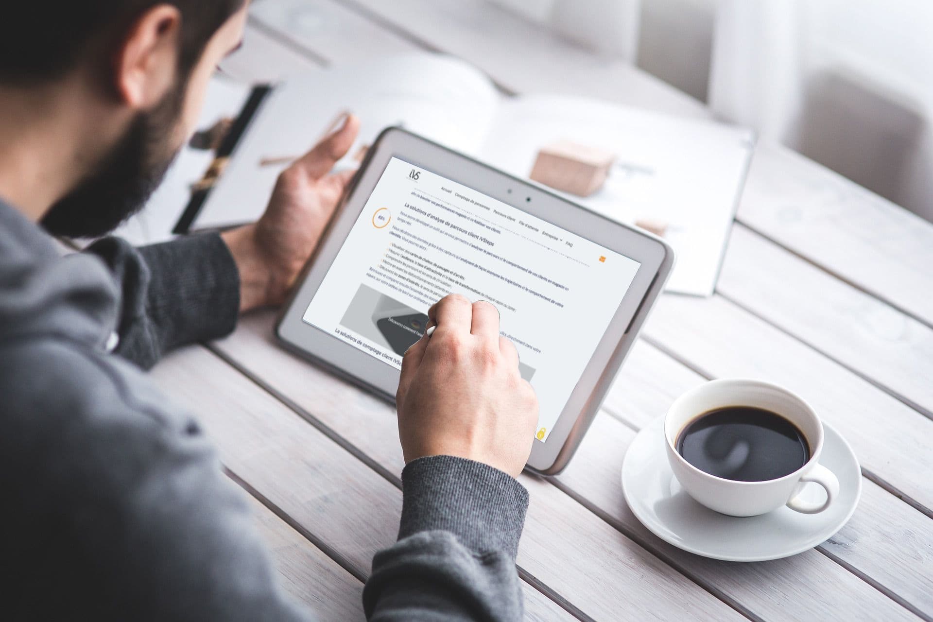 Homme consultant un article sur sa tablette